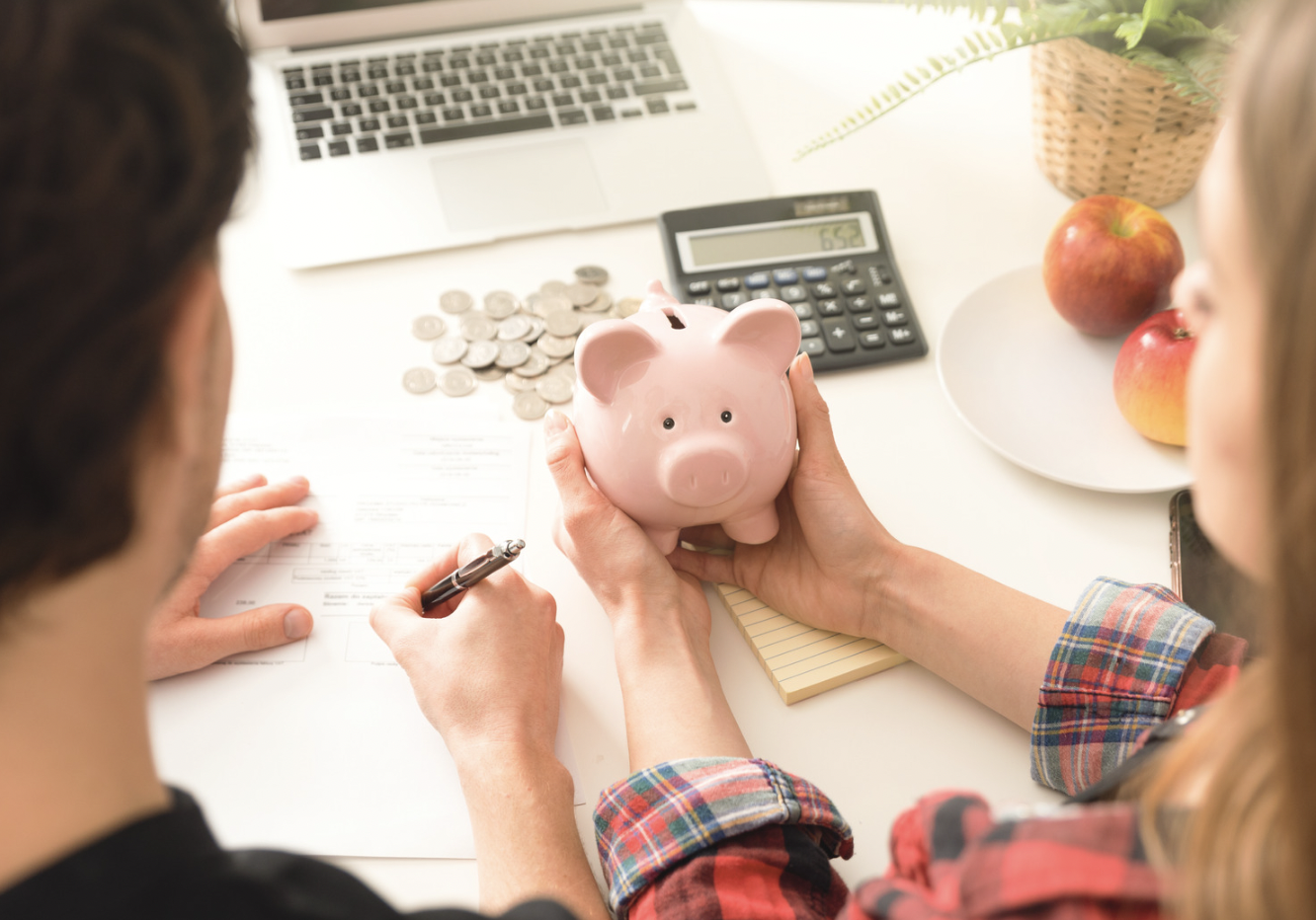 Bridging the Budget Gap: Navigating Financial Disagreements in Wedding Planning