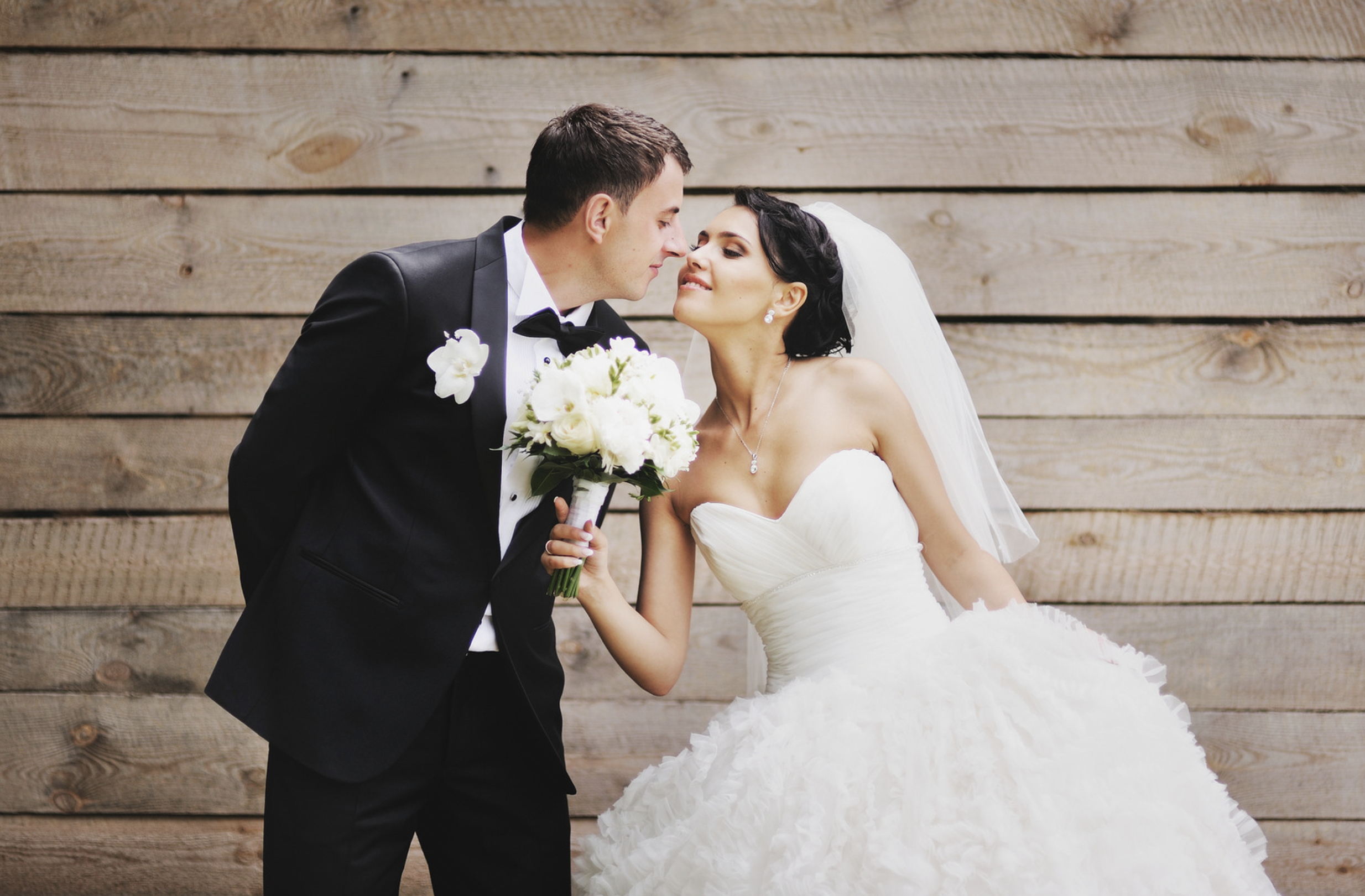 You are currently viewing Wedding Attire: Unveiling the Perfect Dress & Suit for Your Big Day
